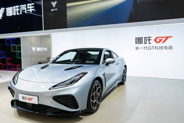 惠州210哪吒汽车在智能汽车领域的表现，领途汽车在新能源汽车市场中的影响力